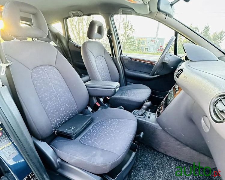 2004' Mercedes-Benz Classe A Elegance photo #2