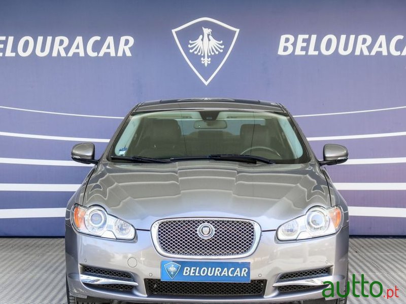 2011' Jaguar XF Luxury photo #2