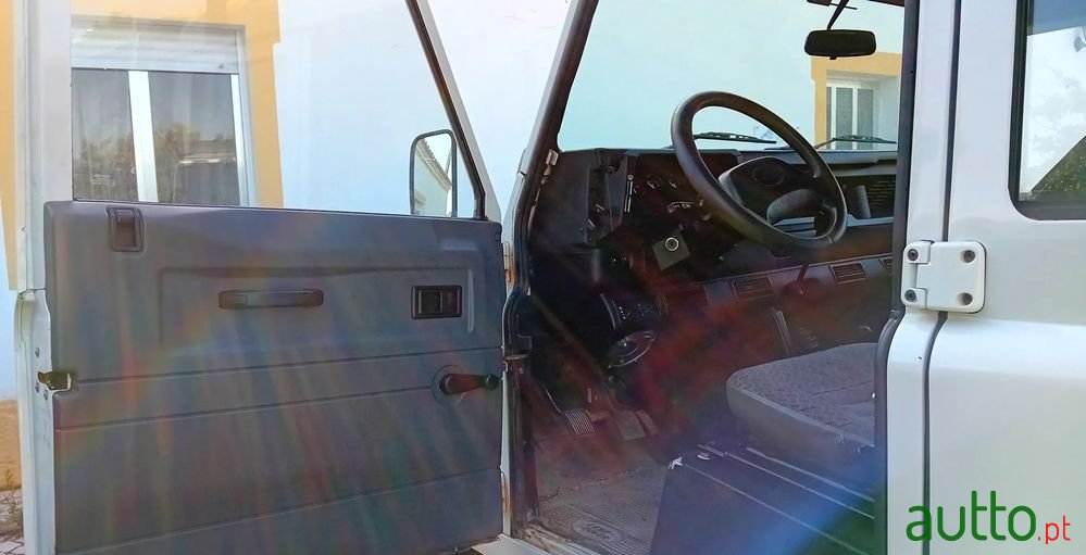 2000' Land Rover Defender photo #5