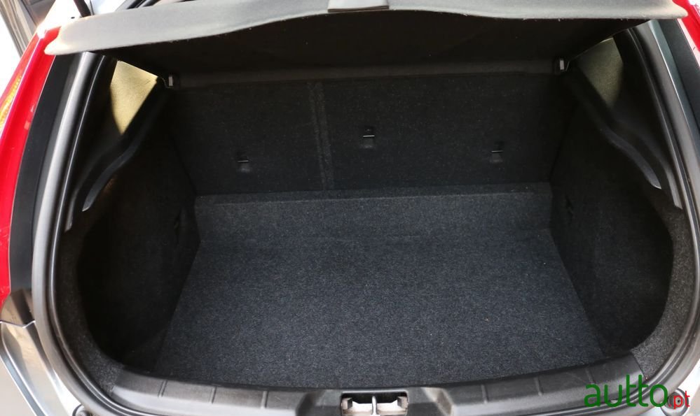 2016' Volvo V40 Cross Country photo #6