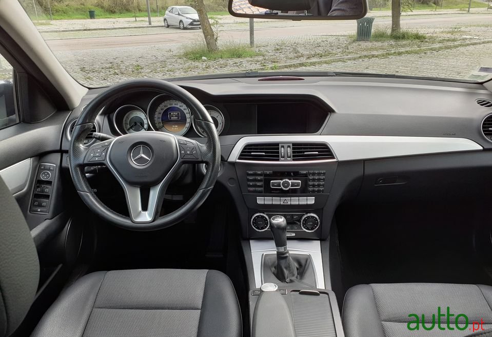 2011' Mercedes-Benz C-220 photo #3