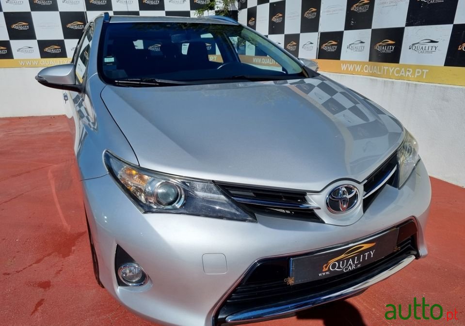 2014' Toyota Auris Touring Sports photo #4