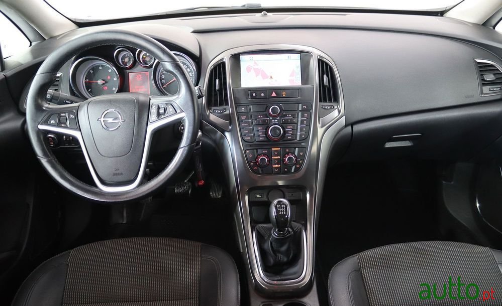 2011' Opel Astra Sports Tourer photo #5