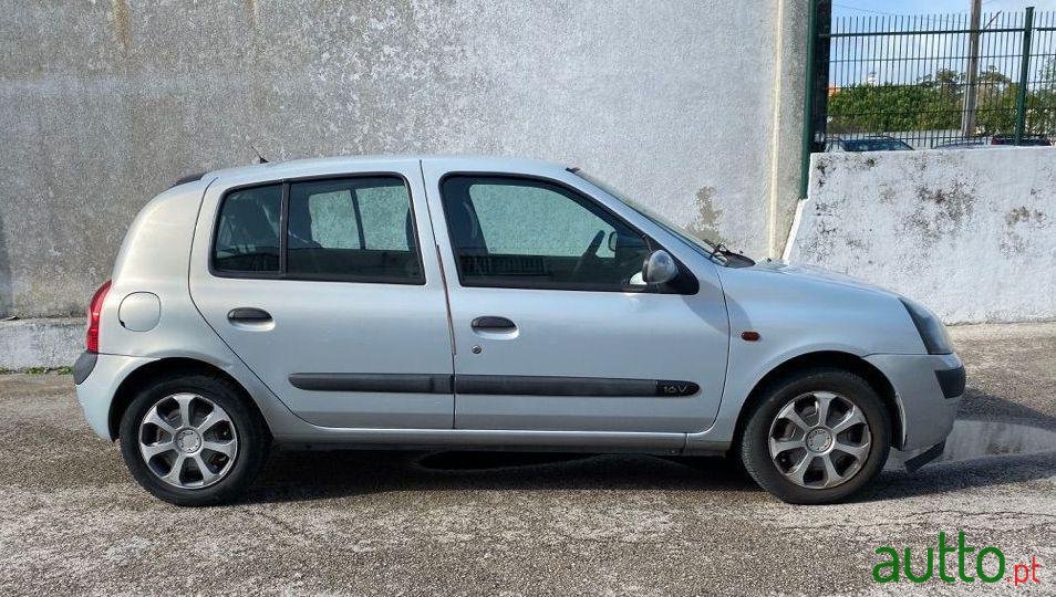 2001' Renault Clio photo #2