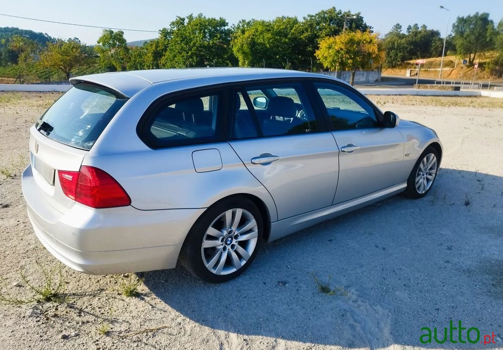 2011' BMW Série 3 D Touring photo #5