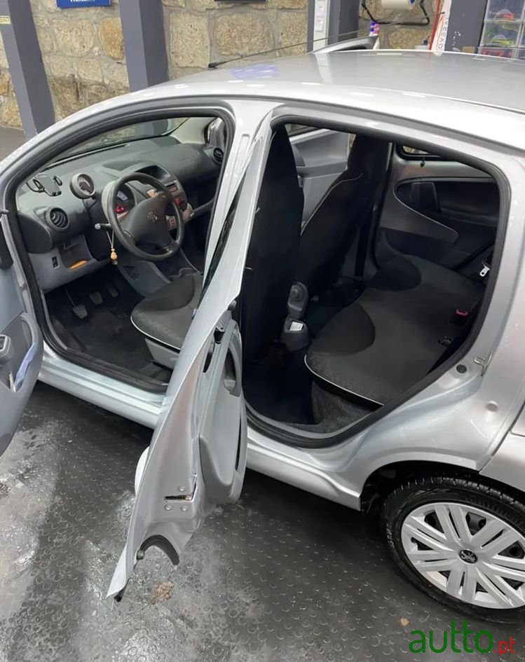 2009' Peugeot 107 1.0 Urban photo #3