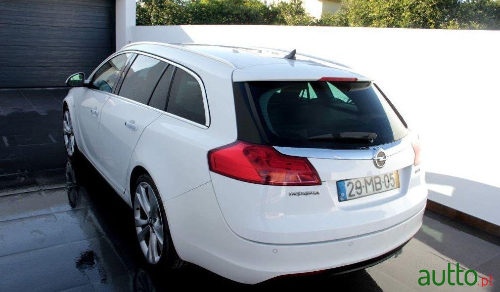 2011' Opel Insignia Sports Tourer photo #1
