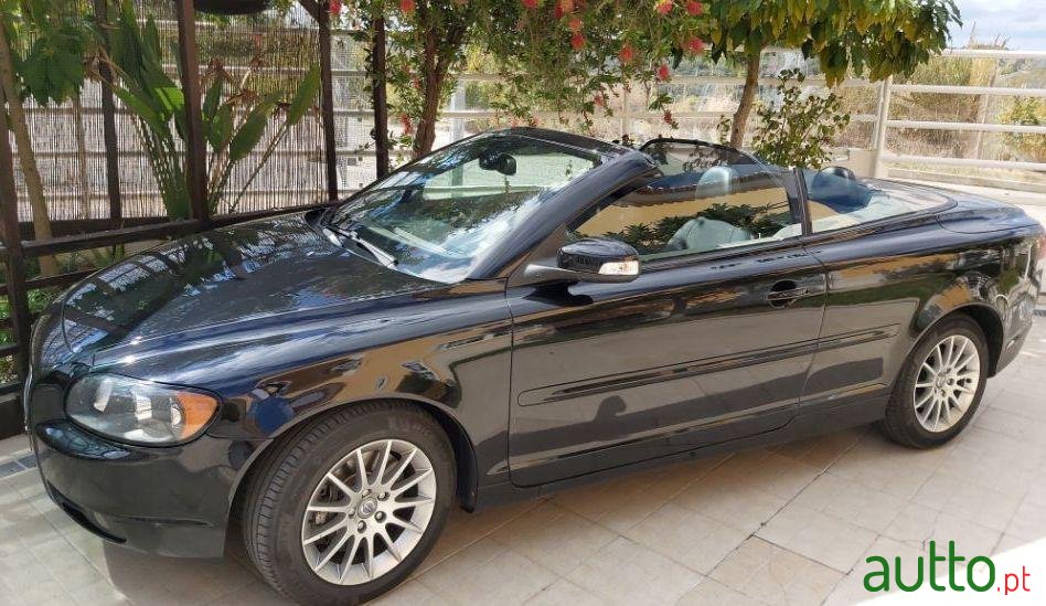 2009' Volvo C70 Momentum photo #2