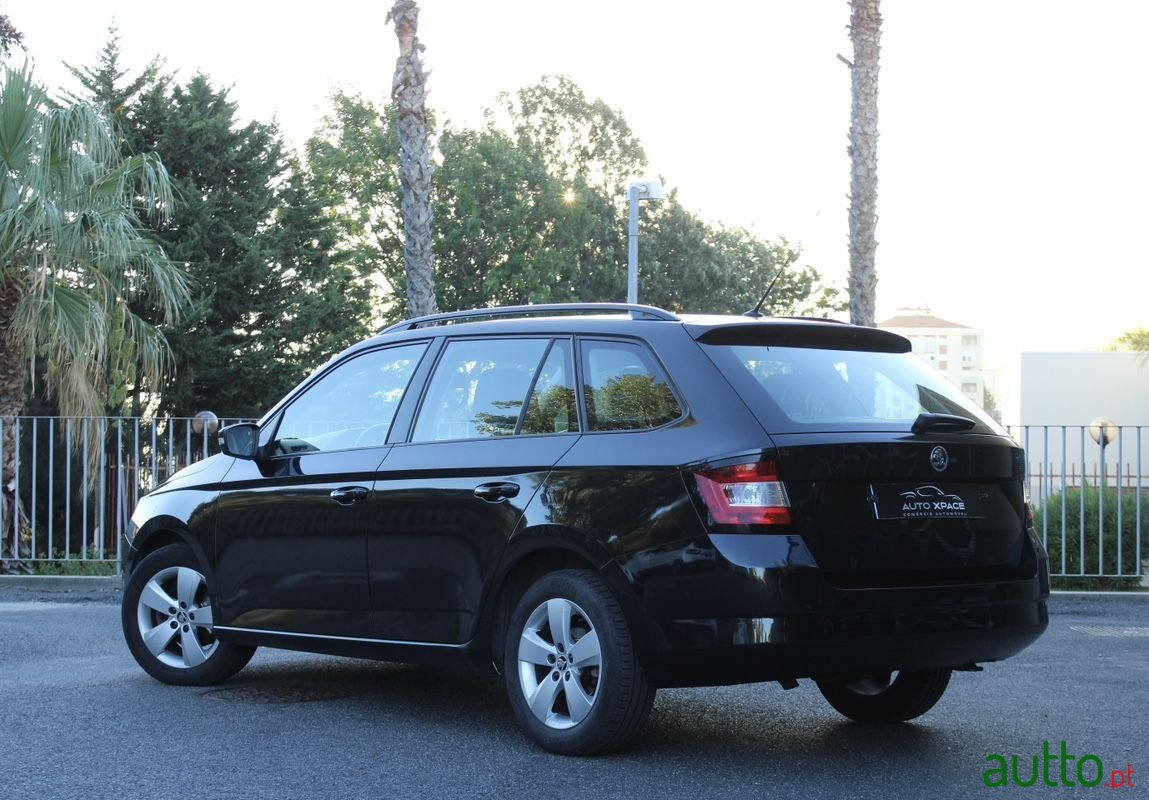 2015' Skoda Fabia Break photo #5