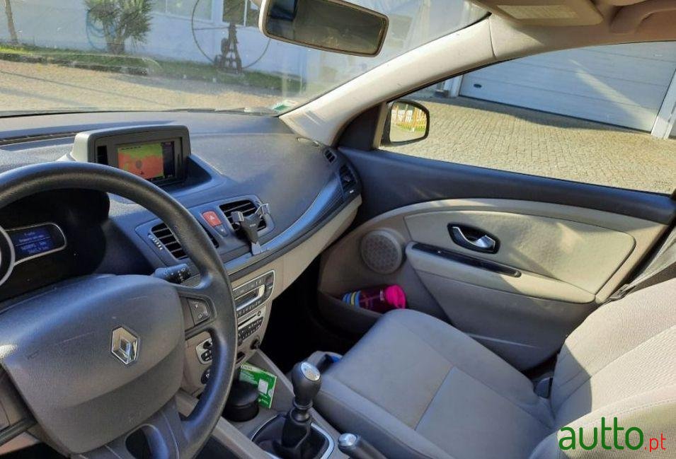2010' Renault Megane Dinamycs photo #2
