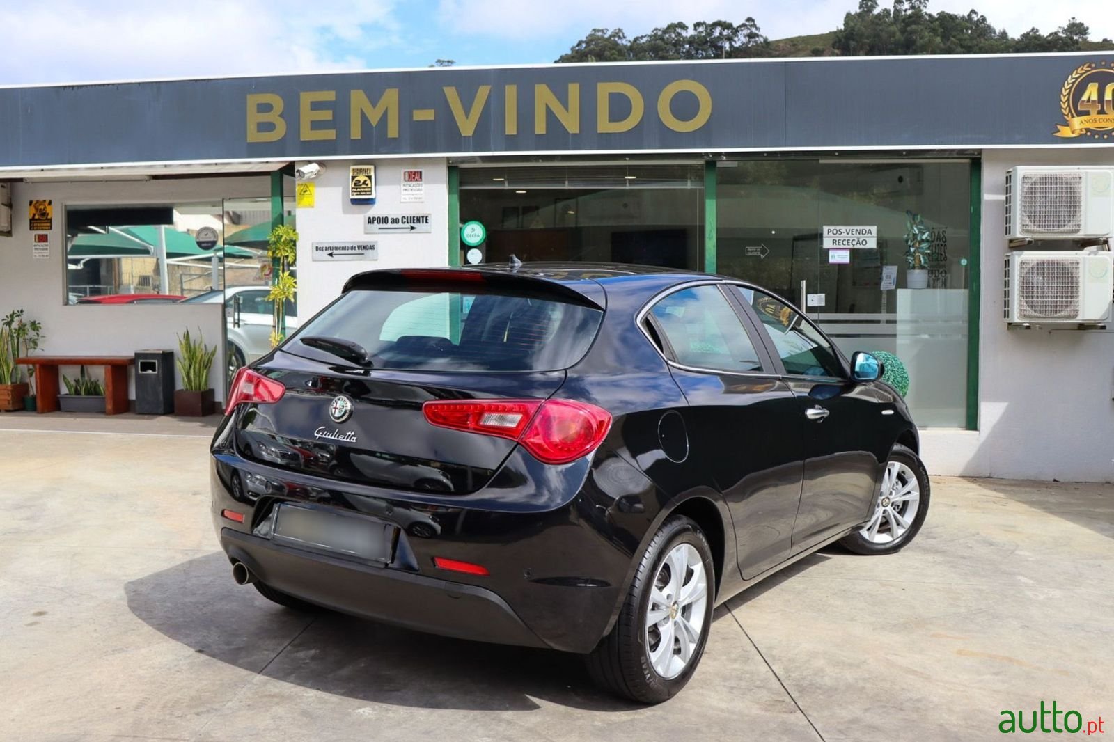 2011' Alfa Romeo Giulietta photo #5