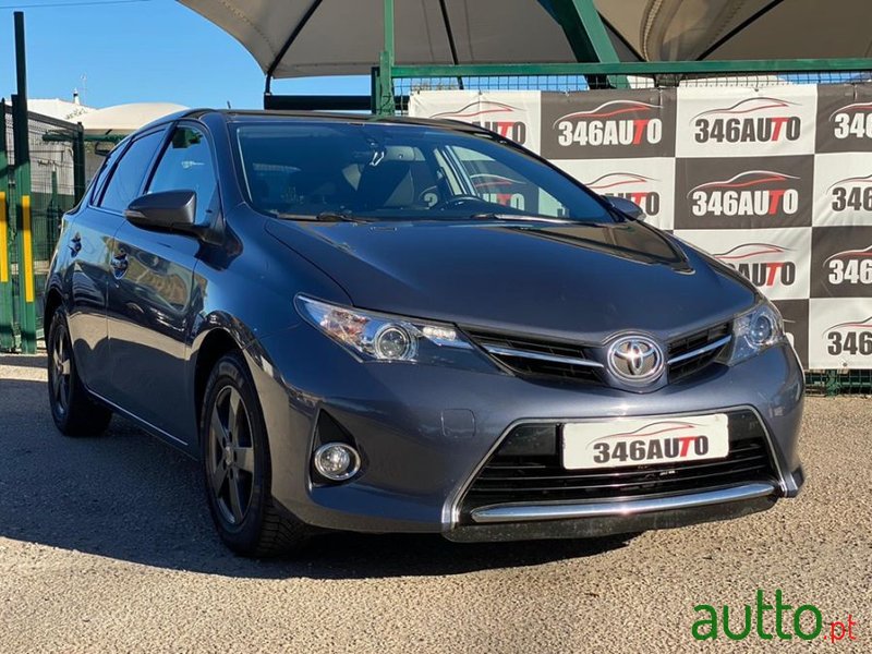 2015' Toyota Auris photo #1