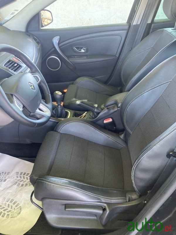 2011' Renault Megane Break photo #4