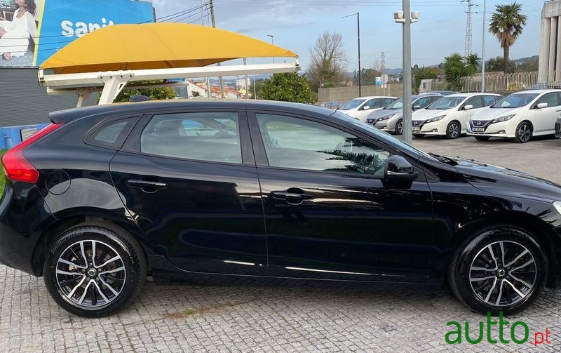 2019' Volvo V40 photo #5