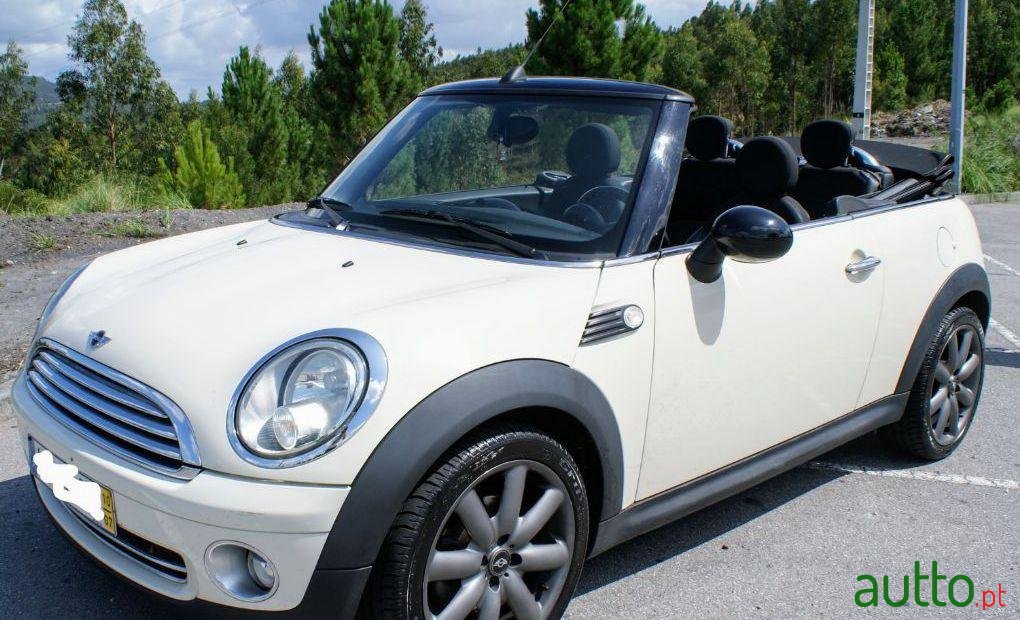 2010' MINI Cabrio photo #2