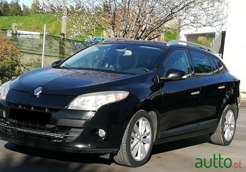 2010' Renault Megane Sport Tourer photo #2