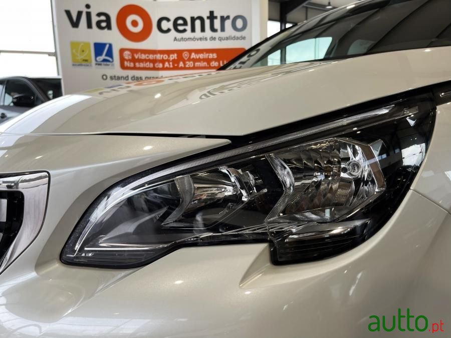 2020' Peugeot 3008 photo #5