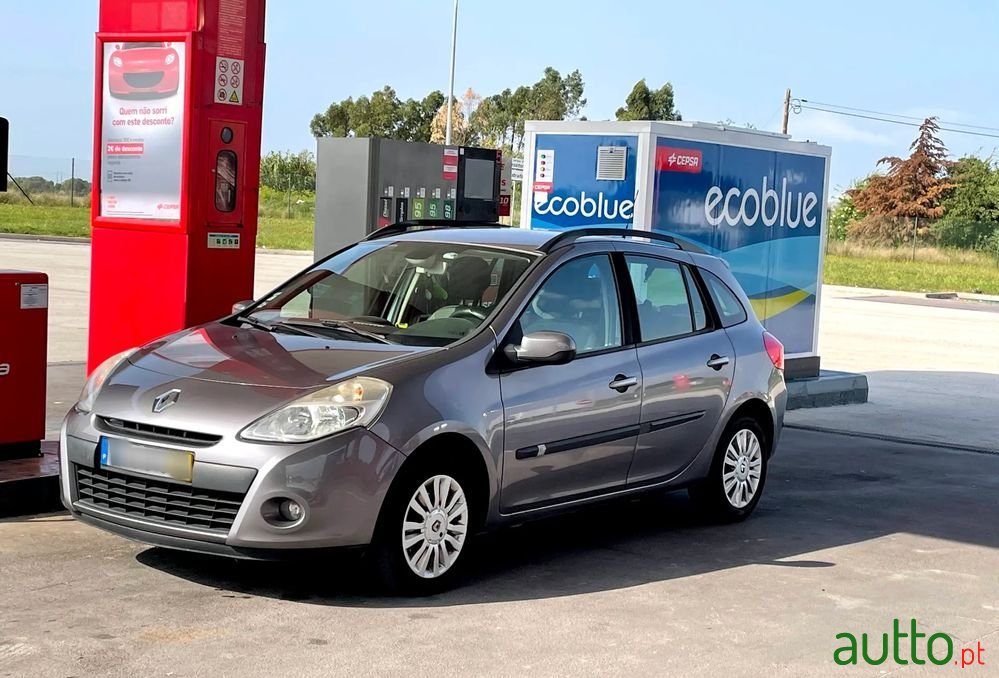 2011' Renault Clio photo #1