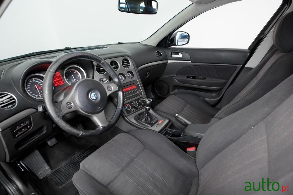 2010' Alfa Romeo 159 Sportwagon photo #6