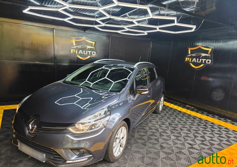 2020' Renault Clio Sport Tourer photo #2