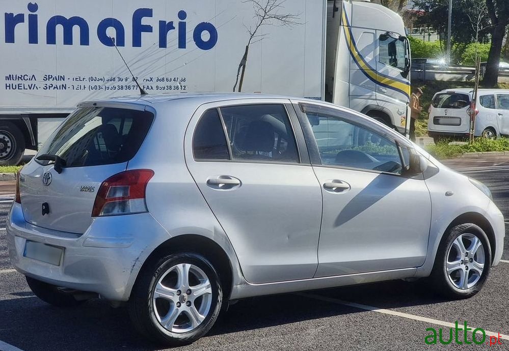 2010' Toyota Yaris photo #6