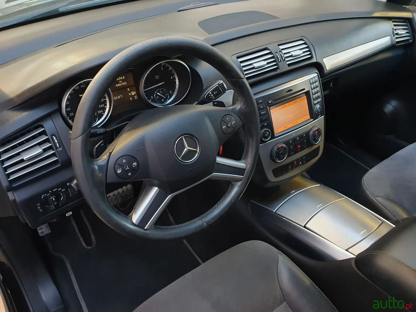 2011' Mercedes-Benz R-350 photo #2