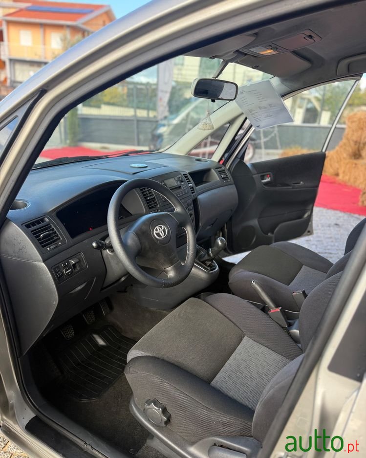 2002' Toyota Corolla Verso photo #6