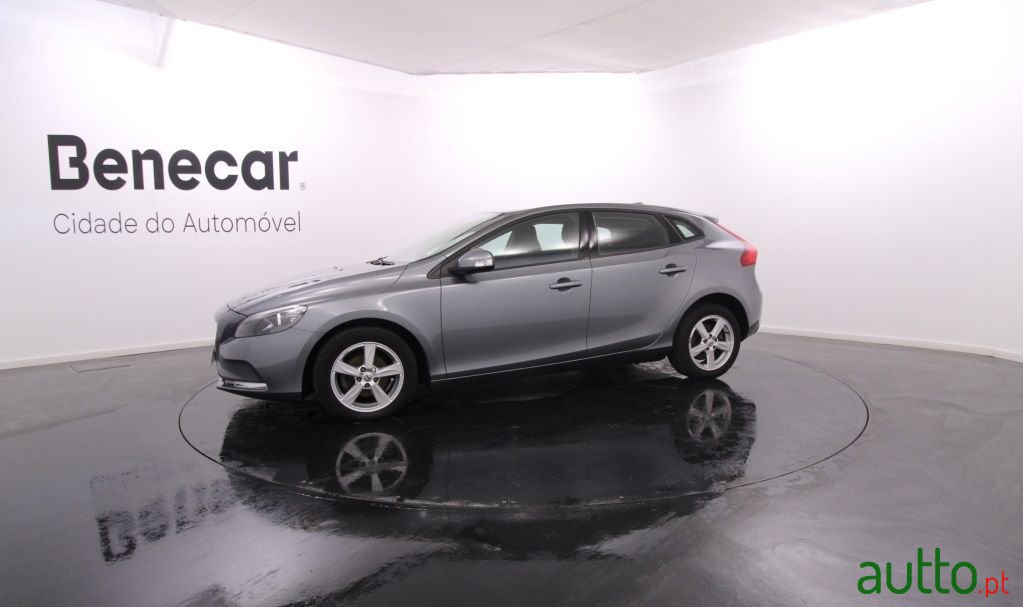 2017' Volvo V40 photo #2