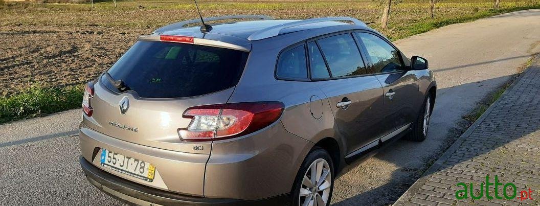 2010' Renault Megane Break photo #2