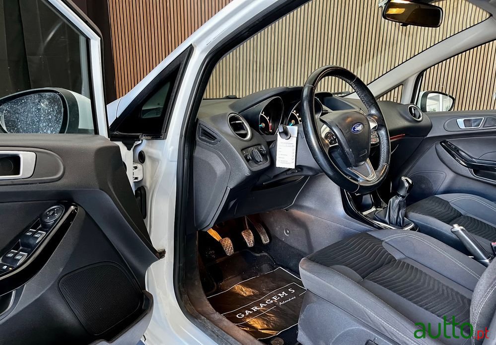 2015' Ford Fiesta photo #5