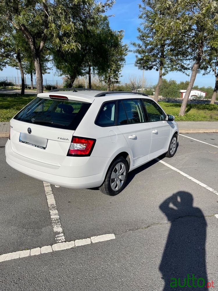 2015' Skoda Fabia Break photo #4