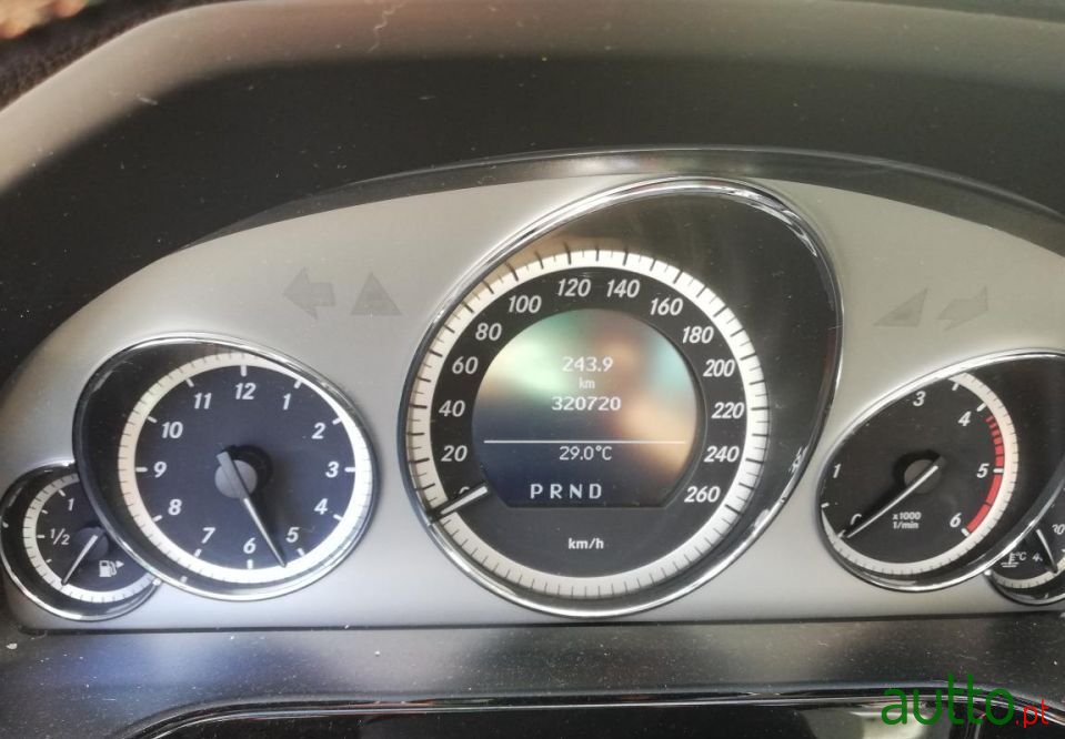 2010' Mercedes-Benz E-220 photo #5