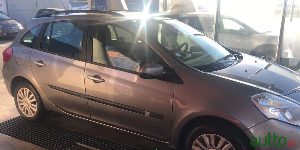 2011' Renault Clio photo #5