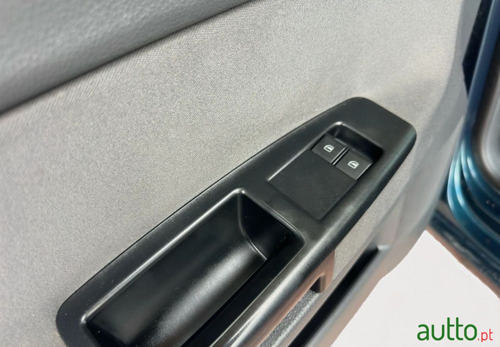 2004' Volkswagen Polo photo #6