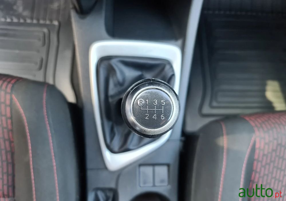 2013' Toyota Auris photo #4