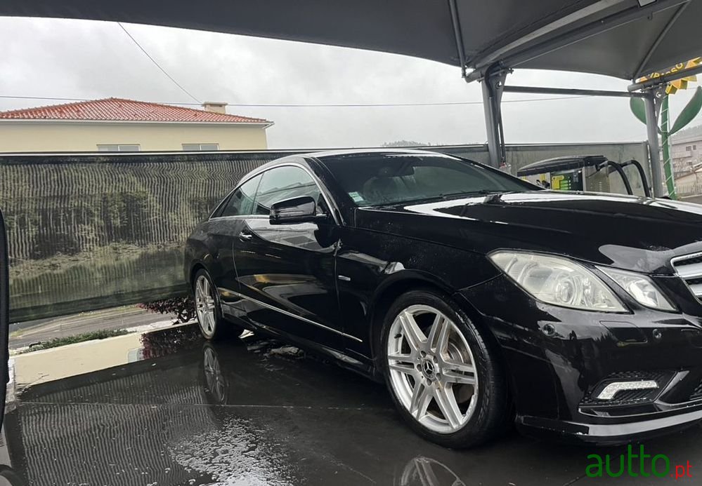 2011' Mercedes-Benz E 220 photo #3