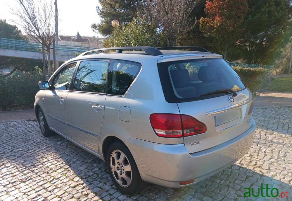 2002' Toyota Avensis Verso photo #2