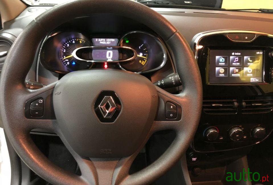 2013' Renault Clio Sport Tourer photo #1