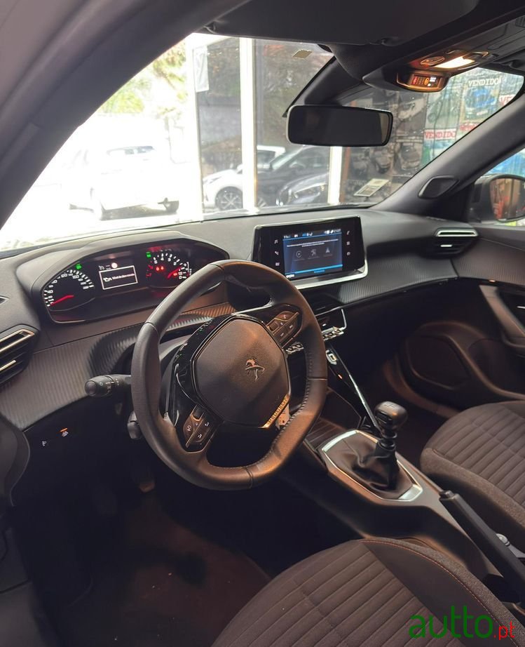 2023' Peugeot 2008 photo #6