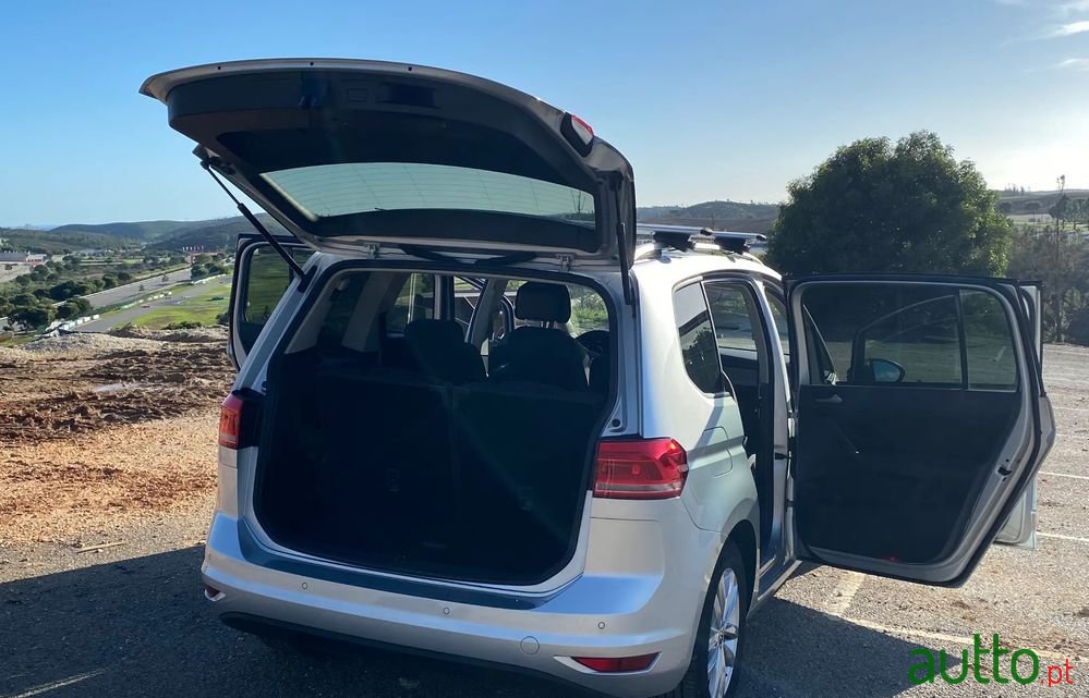 2018' Volkswagen Touran photo #5