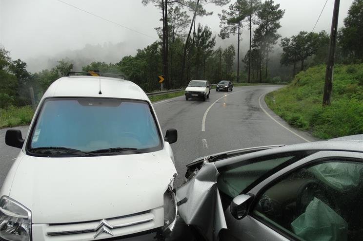 Choque frontal entre duas carrinhas provoca um ferido em Vila Verde