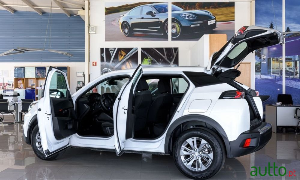 2023' Peugeot 2008 photo #4