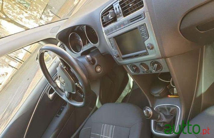 2016' Volkswagen Polo photo #2