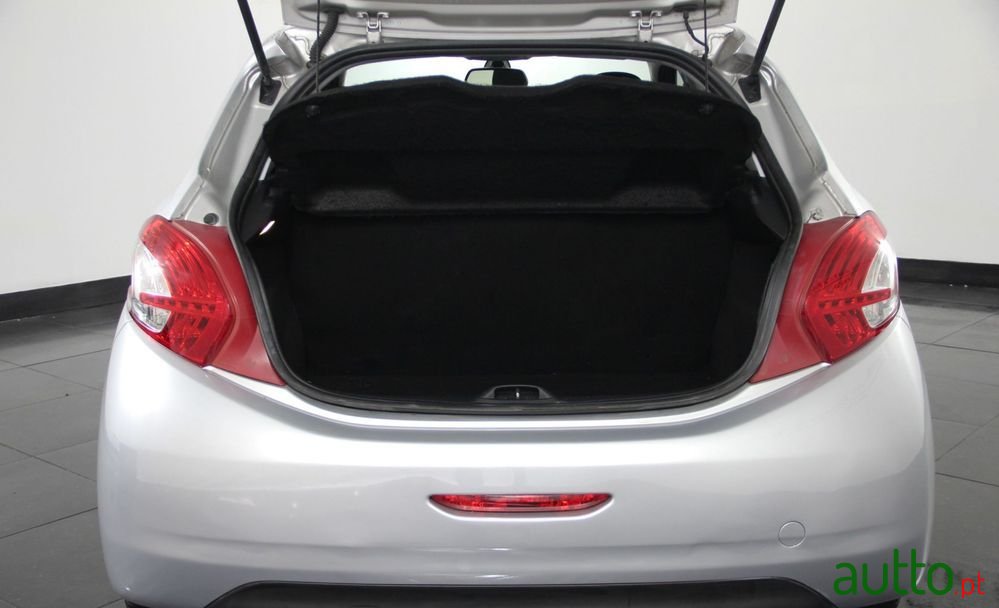 2014' Peugeot 208 photo #5