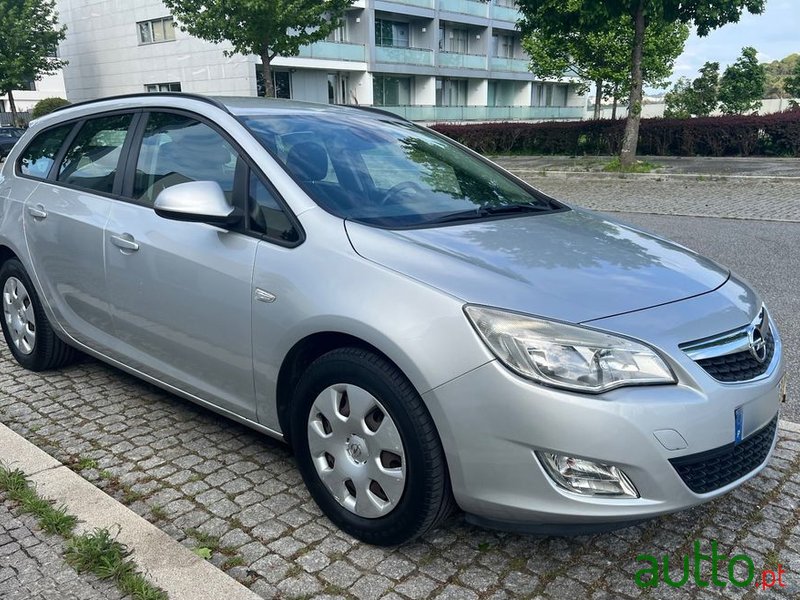 2011' Opel Astra Sports Tourer photo #3