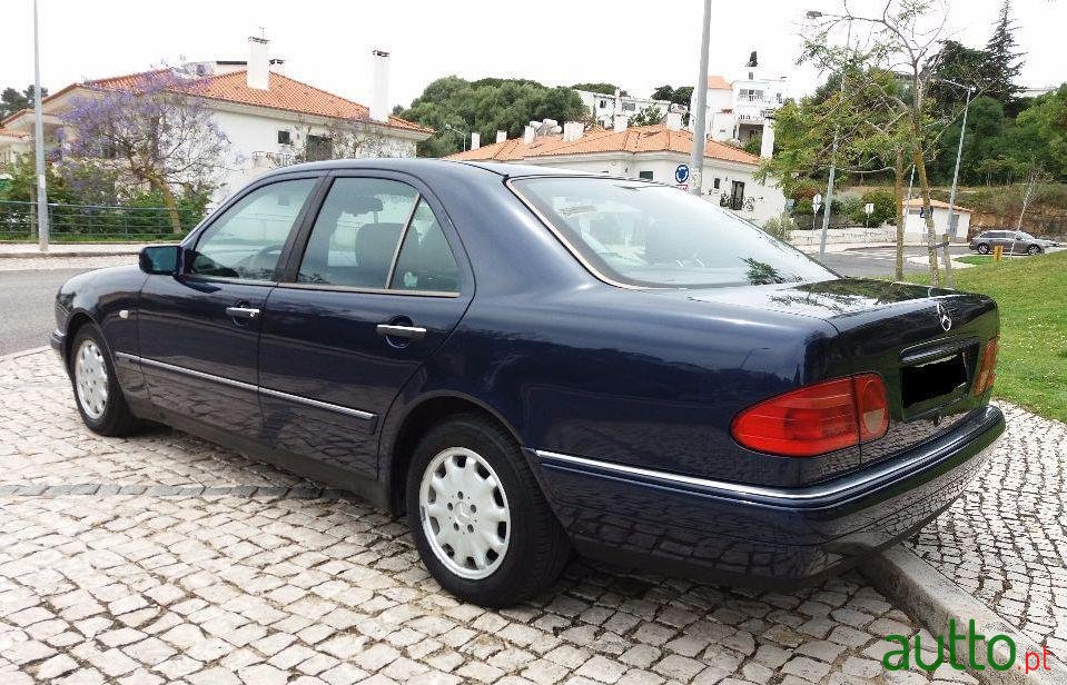 1996' Mercedes-Benz E-220 Elegance photo #1