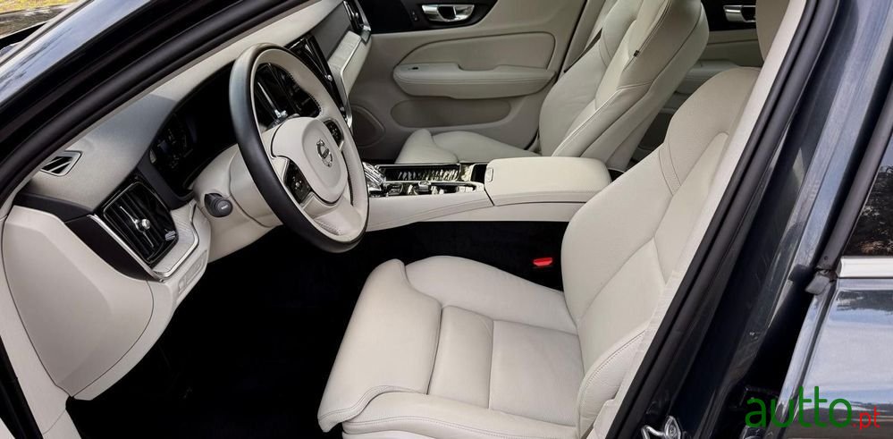 2020' Volvo V60 photo #5