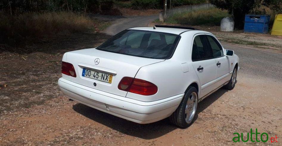 1996' Mercedes-Benz E-220 Elegance photo #2