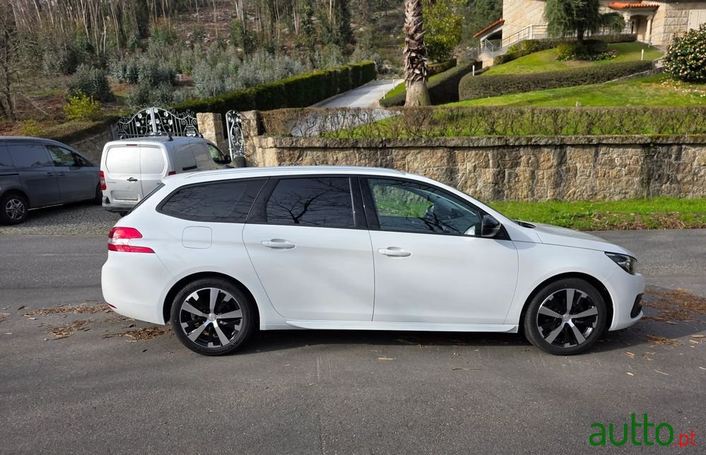 2022' Peugeot 308 Sw photo #1