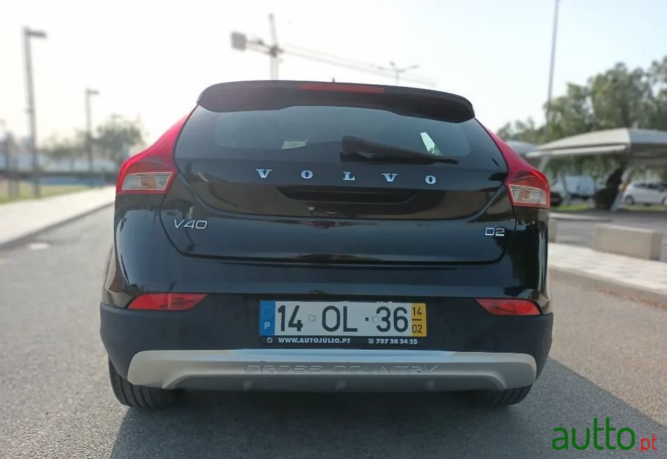 2014' Volvo V40 Cross Country photo #2